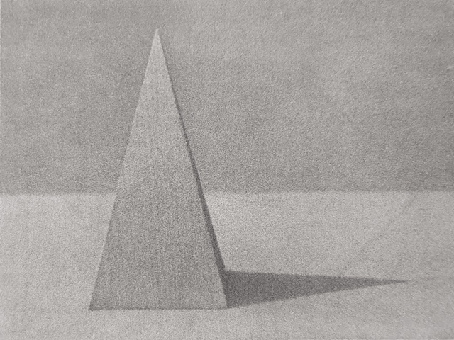 Рисунок пирамиды карандашом углем на бумаге - постановка Артакадемии - Киев