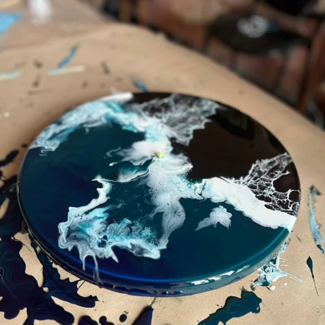 ✨ Майстер-клас з епоксидної смоли – створіть свою унікальну красу! 🎨

Хочете спробувати щось незвичайне, стильне та креативне? Запрошуємо на майстер-клас з епоксидної смоли! Це не просто заняття, а можливість створити своїми руками унікальний виріб – картину, підставку, декор або навіть стіл!

🔥 Чому варто спробувати?
✅ Це легко та захопливо – жодних складних технік, лише творчість!
✅ Ви створите власний шедевр – ексклюзивна річ, зроблена вами!
✅ Ідеально для пар 💑, друзів 👫, компаній 🏢 та тих, хто хоче розслабитися наодинці 🌿
✅ Яскраві емоції та новий досвід – гарантуємо, вам сподобається!

👨‍🎨 Ми надамо всі матеріали та навчимо вас працювати з епоксидною смолою.
📍 Долучайтеся самі або приходьте разом із друзями – буде круто, атмосферно та творчо!

📩 Пиши в Дірект, щоб дізнатися більше та записатися! 💫

#МайстерКлас #ЕпоксиднаСмола #EpoxyArt #EpoxyResin #Творчість #Хендмейд #ІдеїДляПодарунків #ЧасРазом #ArtWorkshop #ResinWorkshop
#МайстерКлас #ЕпоксиднаСмола #ПодарунокНаДеньЗакоханих #ТворчістьРазом #14Лютого #ІдеїДляПодарунків #РомантичнийПодарунок #СпільнаТворчість #ПодарунокДляНеї #ПодарунокДляНього