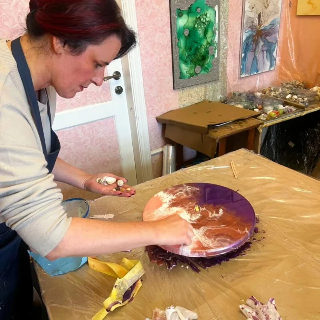 ✨ Майстер-клас з епоксидної смоли – створіть свою унікальну красу! 🎨

Хочете спробувати щось незвичайне, стильне та креативне? Запрошуємо на майстер-клас з епоксидної смоли! Це не просто заняття, а можливість створити своїми руками унікальний виріб – картину, підставку, декор або навіть стіл!

🔥 Чому варто спробувати?
✅ Це легко та захопливо – жодних складних технік, лише творчість!
✅ Ви створите власний шедевр – ексклюзивна річ, зроблена вами!
✅ Ідеально для пар 💑, друзів 👫, компаній 🏢 та тих, хто хоче розслабитися наодинці 🌿
✅ Яскраві емоції та новий досвід – гарантуємо, вам сподобається!

👨‍🎨 Ми надамо всі матеріали та навчимо вас працювати з епоксидною смолою.
📍 Долучайтеся самі або приходьте разом із друзями – буде круто, атмосферно та творчо!

📩 Пиши в Дірект, щоб дізнатися більше та записатися! 💫

#МайстерКлас #ЕпоксиднаСмола #EpoxyArt #EpoxyResin #Творчість #Хендмейд #ІдеїДляПодарунків #ЧасРазом #ArtWorkshop #ResinWorkshop
#МайстерКлас #ЕпоксиднаСмола #ПодарунокНаДеньЗакоханих #ТворчістьРазом #14Лютого #ІдеїДляПодарунків #РомантичнийПодарунок #СпільнаТворчість #ПодарунокДляНеї #ПодарунокДляНього