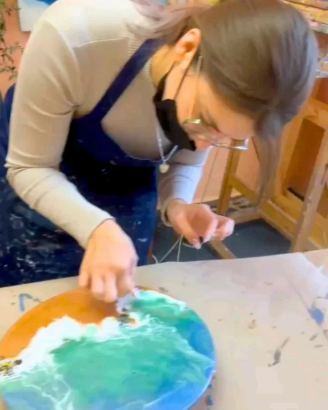 ✨ Майстер-клас з епоксидної смоли – створіть свою унікальну красу! 🎨

Хочете спробувати щось незвичайне, стильне та креативне? Запрошуємо на майстер-клас з епоксидної смоли! Це не просто заняття, а можливість створити своїми руками унікальний виріб – картину, підставку, декор або навіть стіл!

🔥 Чому варто спробувати?
✅ Це легко та захопливо – жодних складних технік, лише творчість!
✅ Ви створите власний шедевр – ексклюзивна річ, зроблена вами!
✅ Ідеально для пар 💑, друзів 👫, компаній 🏢 та тих, хто хоче розслабитися наодинці 🌿
✅ Яскраві емоції та новий досвід – гарантуємо, вам сподобається!

👨‍🎨 Ми надамо всі матеріали та навчимо вас працювати з епоксидною смолою.
📍 Долучайтеся самі або приходьте разом із друзями – буде круто, атмосферно та творчо!

📩 Пиши в Дірект, щоб дізнатися більше та записатися! 💫

#МайстерКлас #ЕпоксиднаСмола #EpoxyArt #EpoxyResin #Творчість #Хендмейд #ІдеїДляПодарунків #ЧасРазом #ArtWorkshop #ResinWorkshop
#МайстерКлас #ЕпоксиднаСмола #ПодарунокНаДеньЗакоханих #ТворчістьРазом #14Лютого #ІдеїДляПодарунків #РомантичнийПодарунок #СпільнаТворчість #ПодарунокДляНеї #ПодарунокДляНього